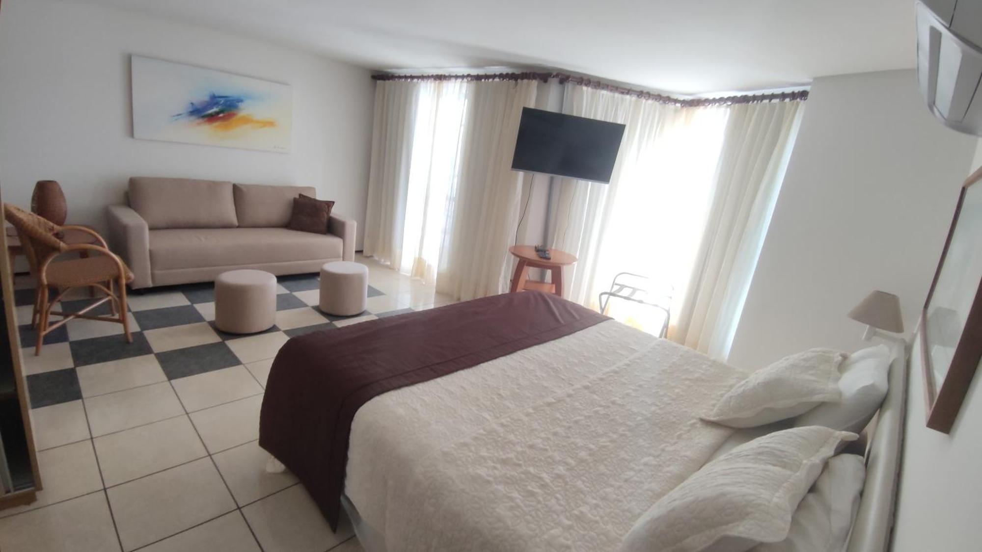 Iate Plaza, Flat 1112 Particular *